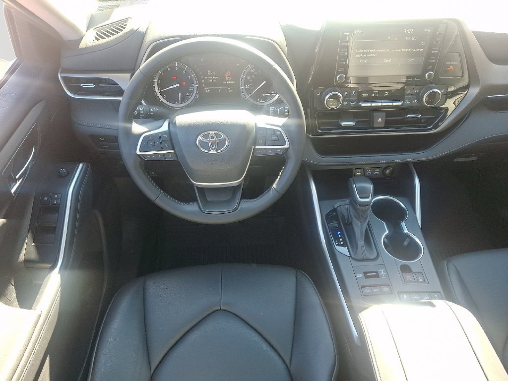 Used 2022 Toyota Highlander XLE AWD/4WD image 12