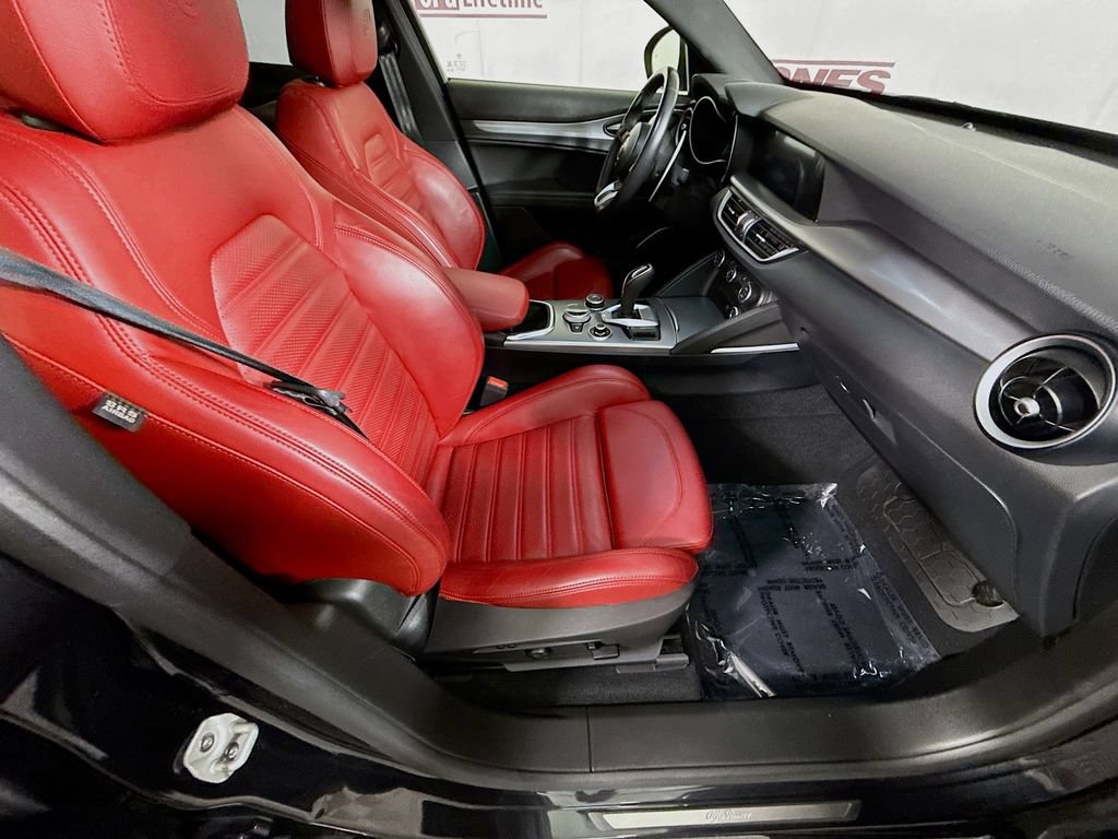 Used 2023 Alfa Romeo Stelvio Veloce AWD/4WD image 32