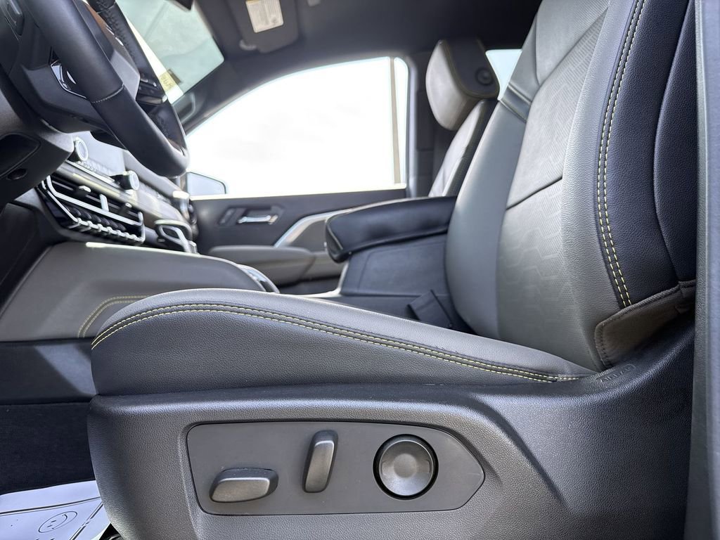 Used 2025 Chevrolet Colorado ZR2 image 11