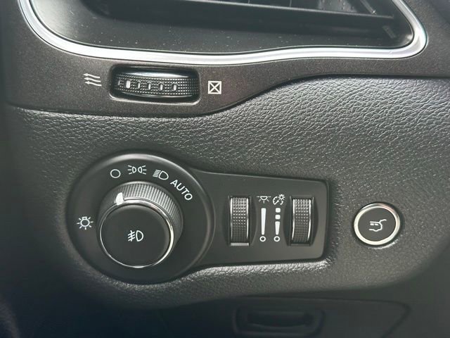 Used 2022 Jeep Cherokee Trailhawk w/ Comfort/Convenience Group image 18