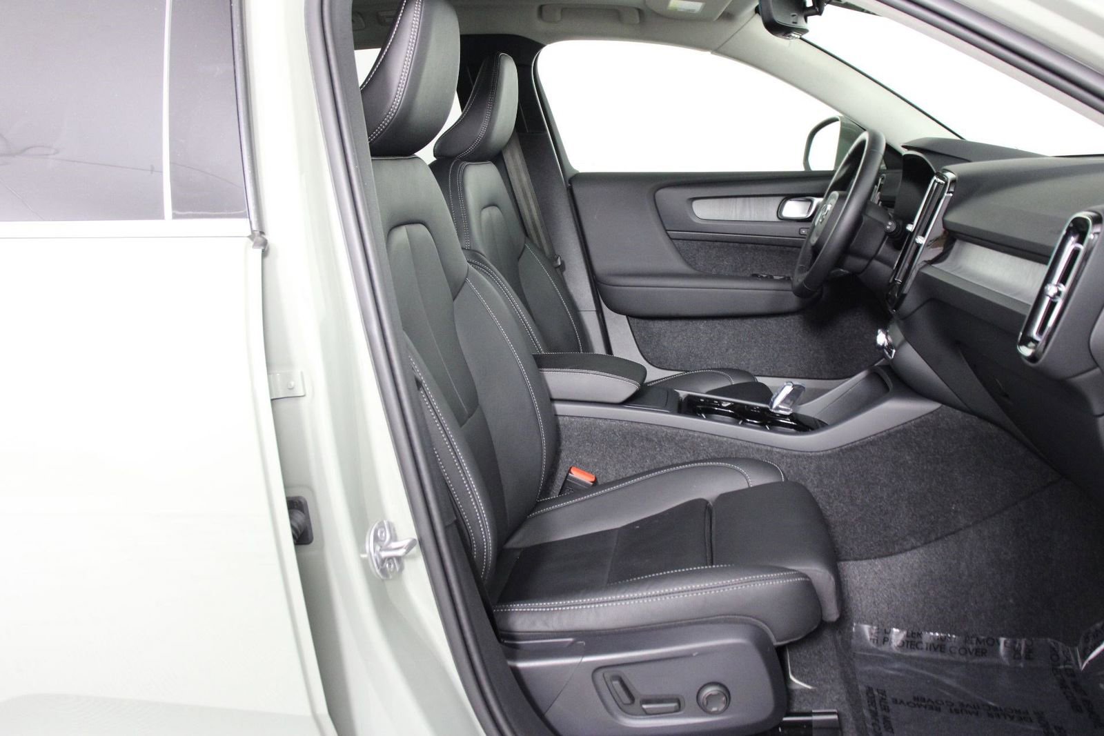 Certified 2025 Volvo XC40 B5 Plus image 29