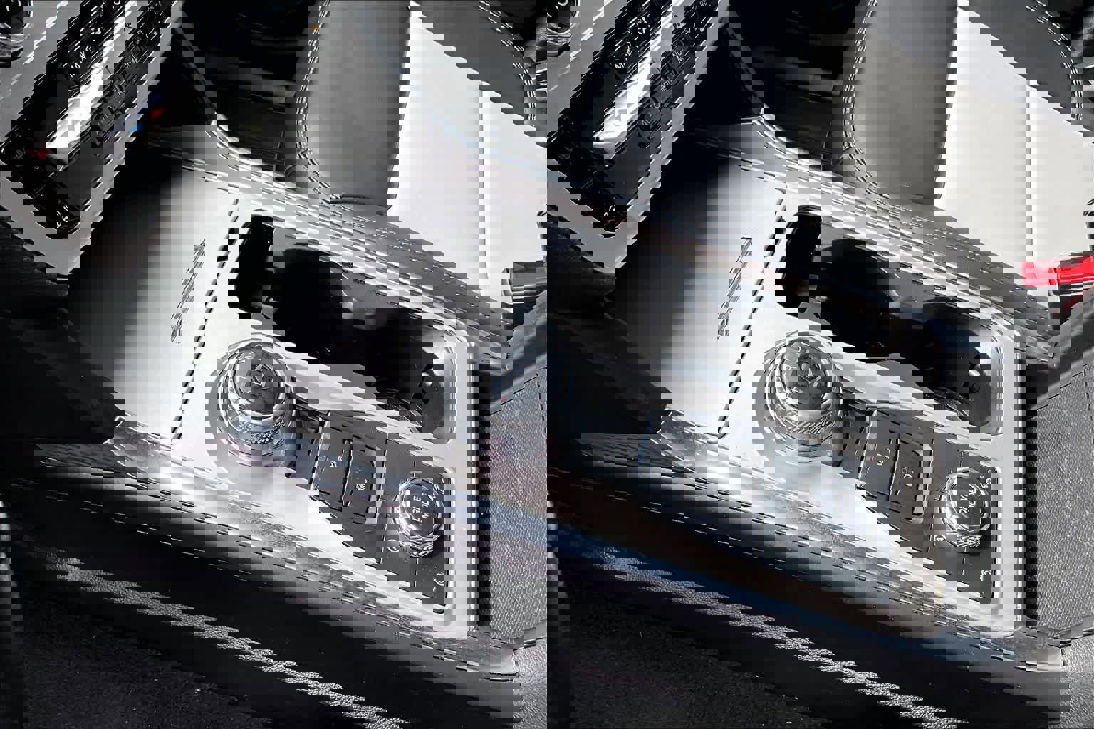 Used 2022 Ford Explorer XLT w/ Equipment Group 202A AWD/4WD image 16