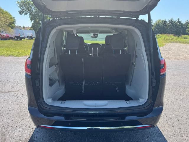 Certified 2024 Chrysler Pacifica Touring-L FWD image 17