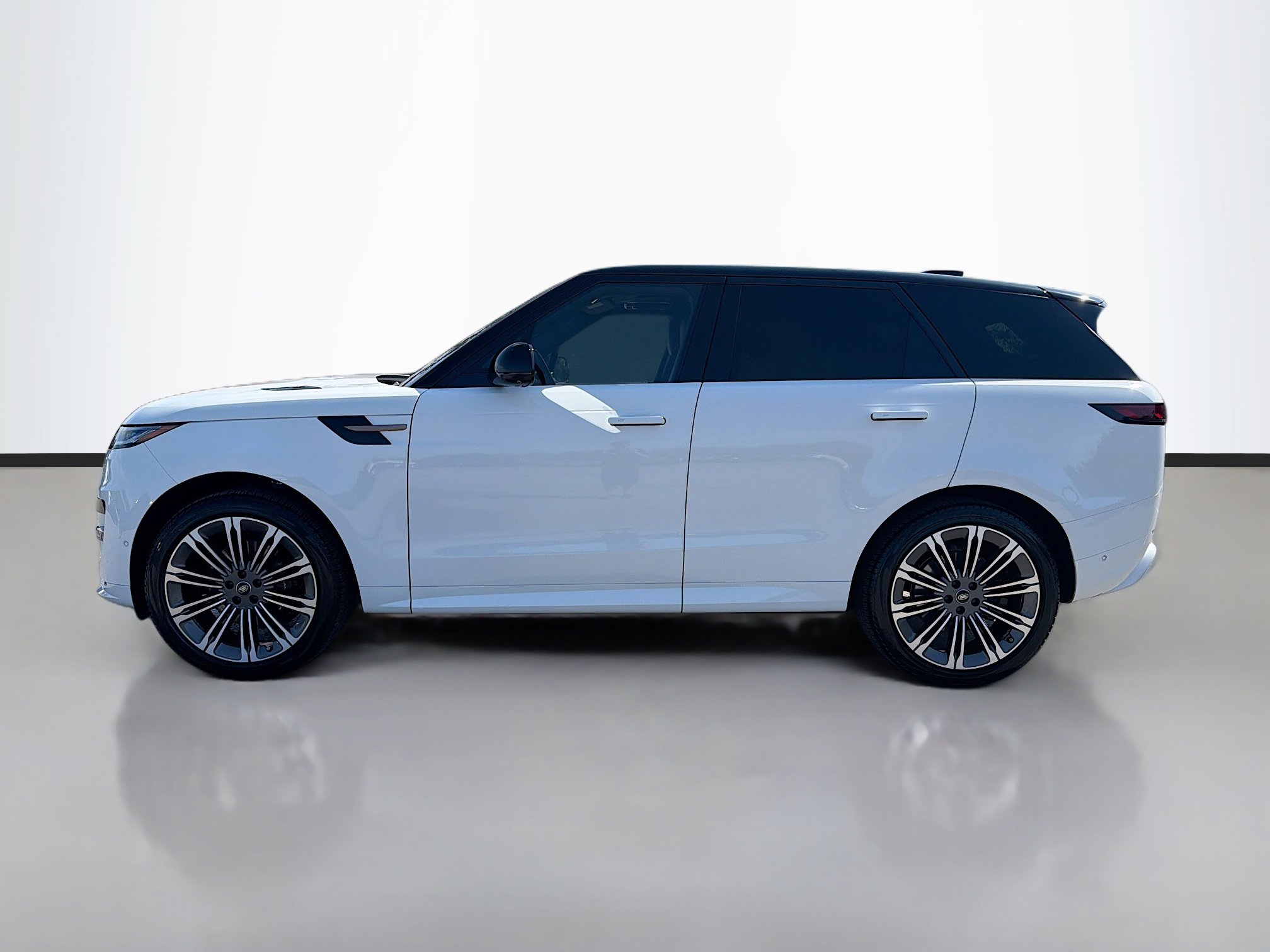 Used 2023 Land Rover Range Rover Sport SE Dynamic AWD/4WD image 2