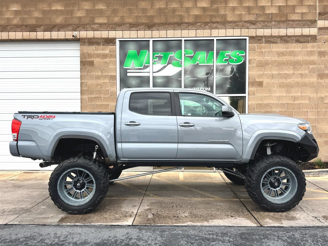 Used 2019 Toyota Tacoma TRD Sport AWD/4WD image 6