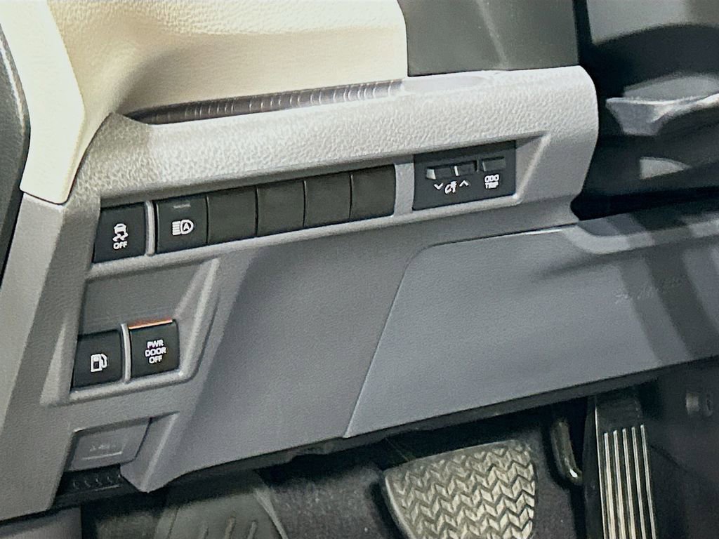Used 2023 Toyota Sienna XLE w/ XLE Plus Package FWD image 8