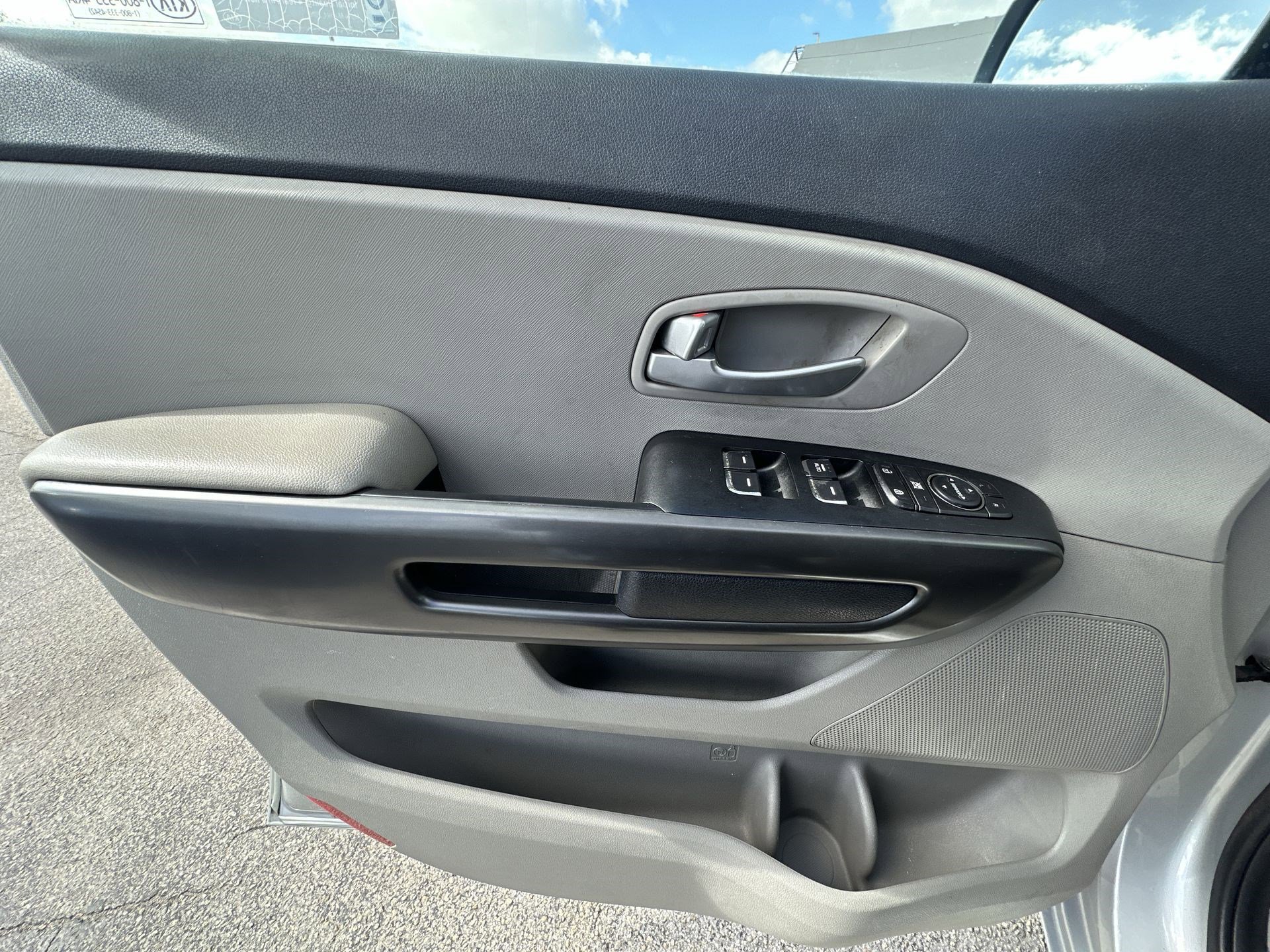 Used 2019 Kia Sedona LX image 32