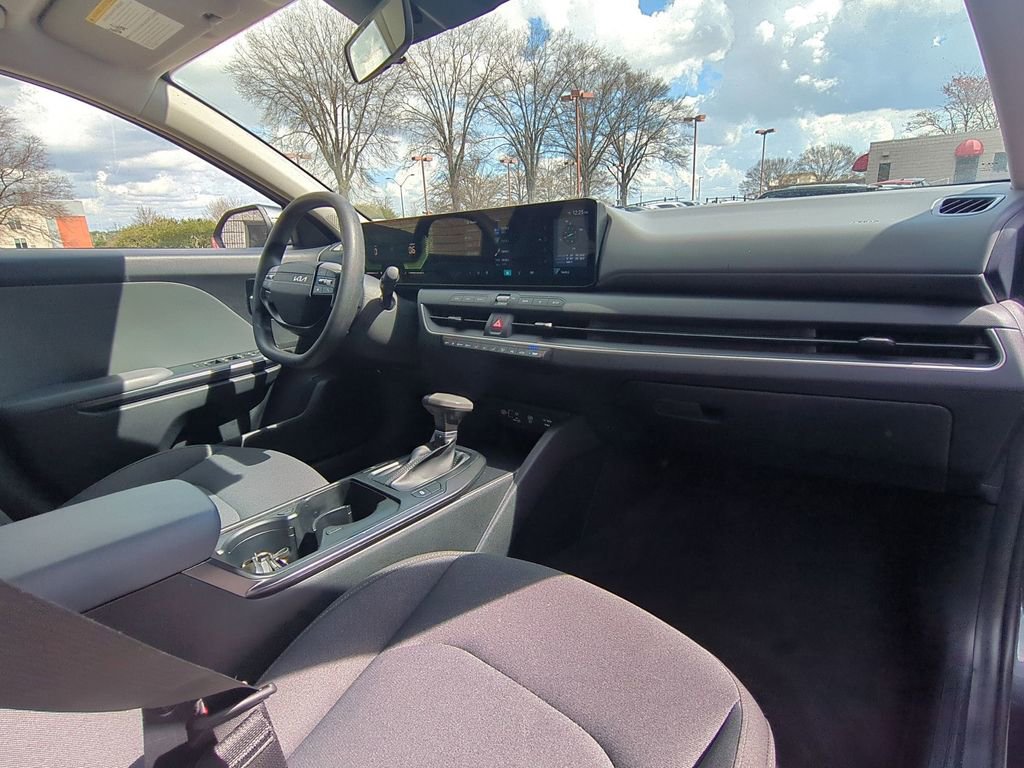 Used 2025 Kia K4 LXS image 31