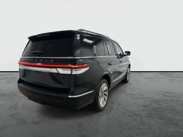 Used 2024 Lincoln Navigator Reserve image 3