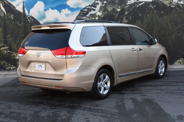 Used 2014 Toyota Sienna LE FWD image 3