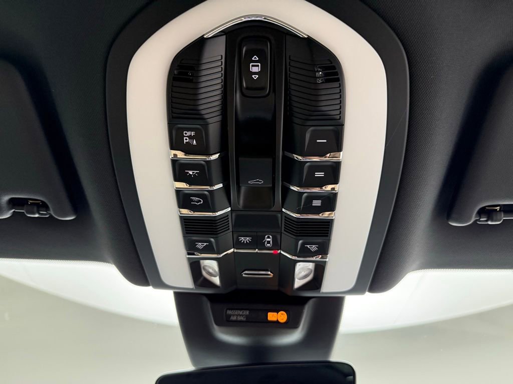 Used 2025 Porsche Macan image 38