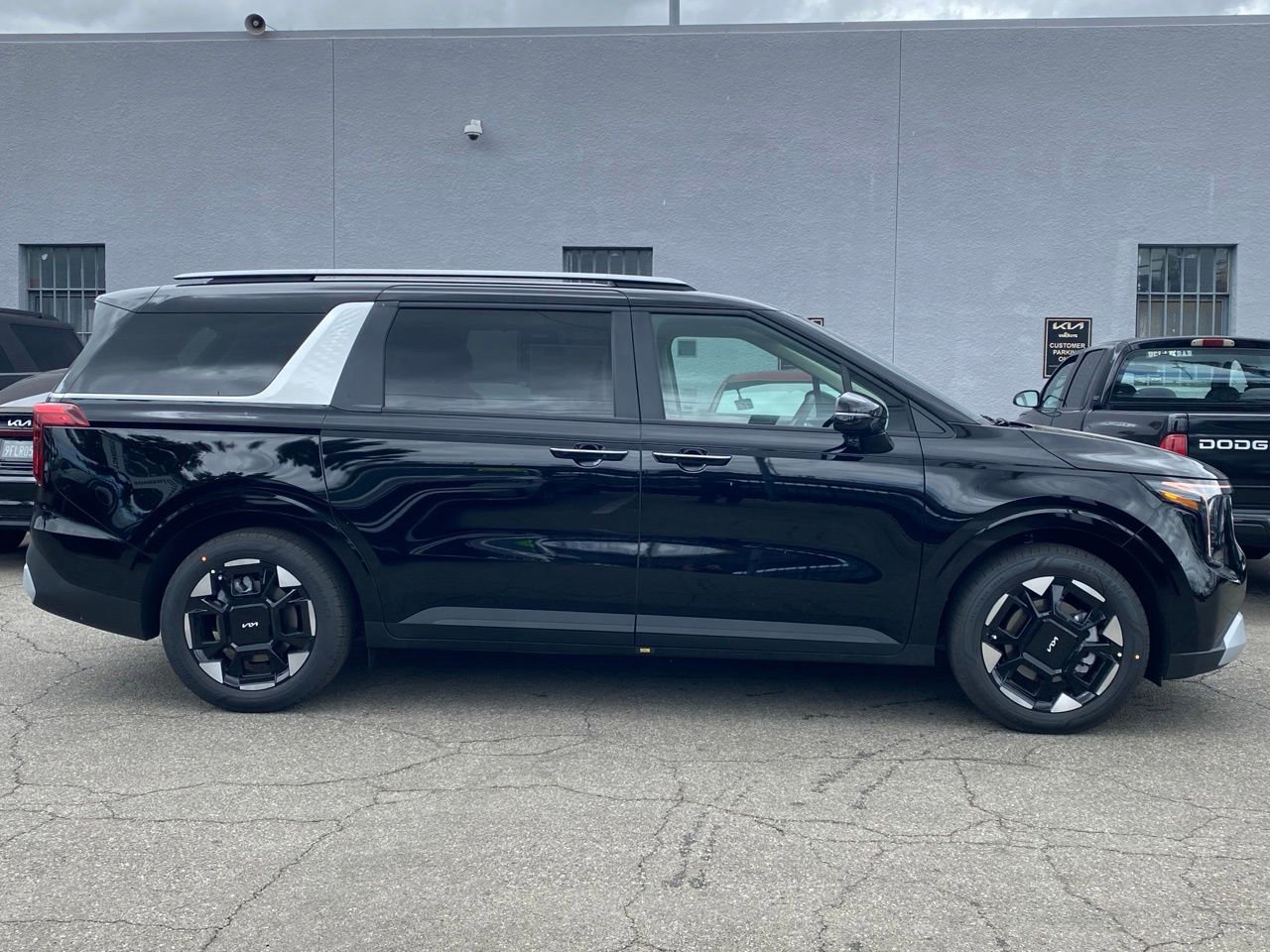 New 2026 Kia Carnival EX FWD image 2