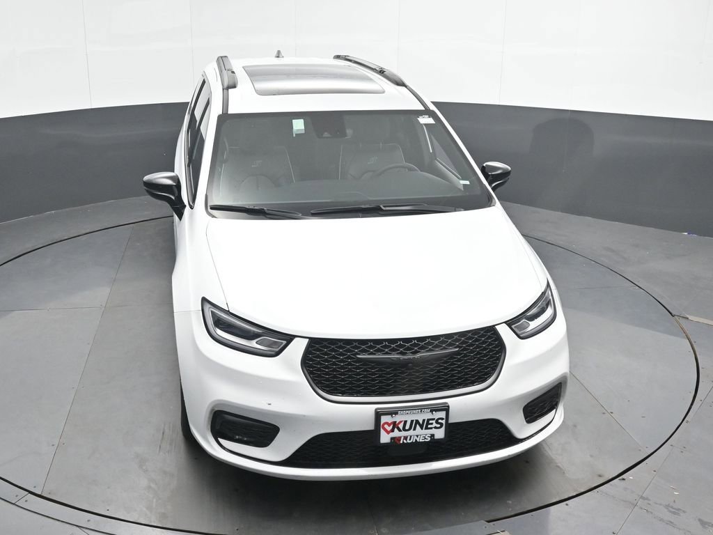 Used 2025 Chrysler Pacifica Limited image 42