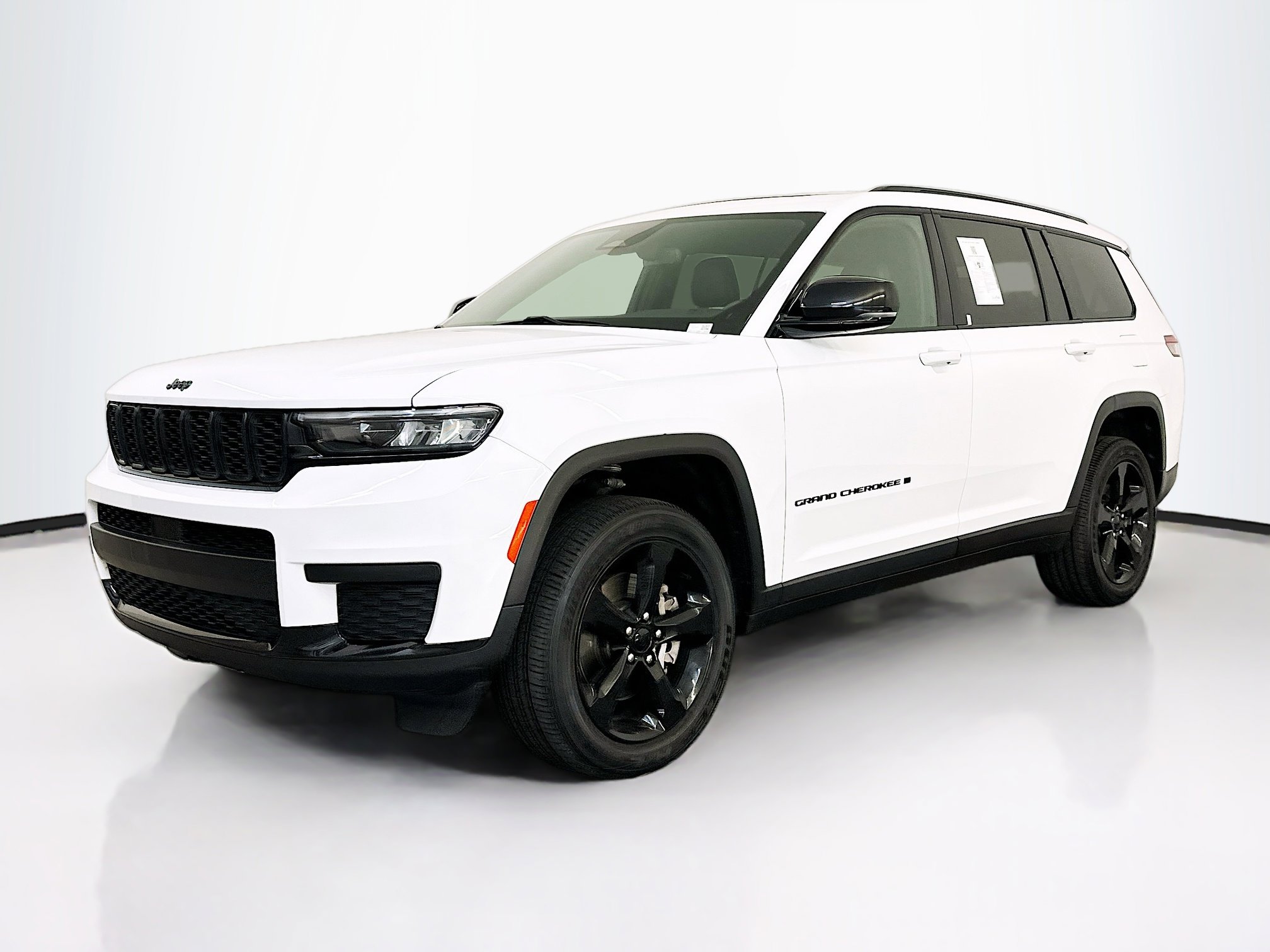 Used 2023 Jeep Grand Cherokee L Laredo image 3