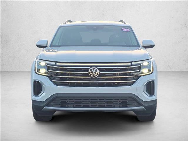 Used 2025 Volkswagen Atlas SE FWD image 2