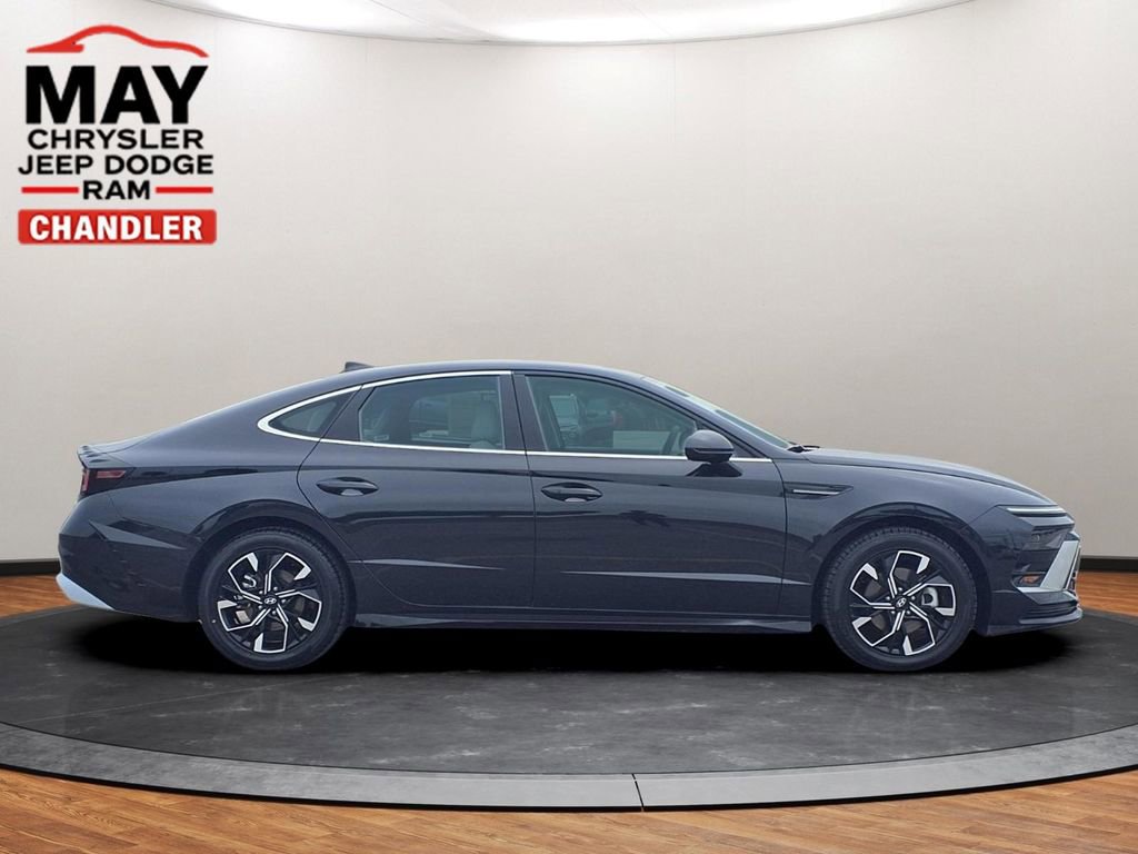 Used 2025 Hyundai Sonata SEL FWD image 2