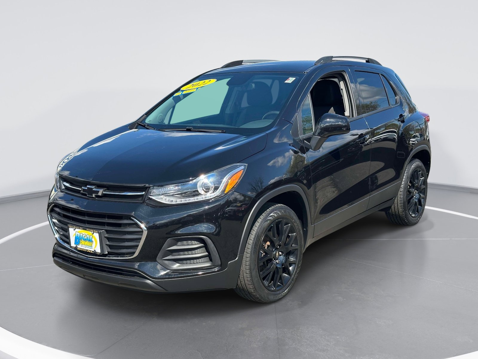 Used 2022 Chevrolet Trax LT w/ Midnight Edition image 3