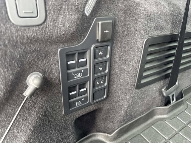 Used 2023 Land Rover Discovery Metropolitan Edition image 7