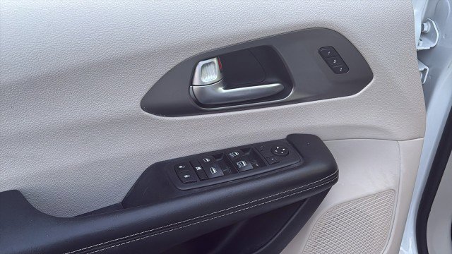 Used 2021 Chrysler Pacifica Touring-L image 7