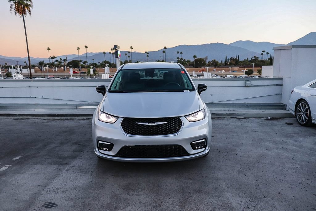 Used 2024 Chrysler Pacifica Touring-L FWD image 3