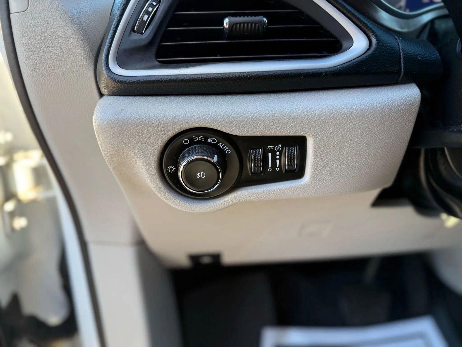 Used 2019 Chrysler Pacifica Touring Plus w/ Advanced Safetytec Group image 28