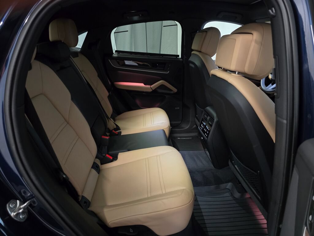 Certified 2025 Porsche Cayenne Coupe AWD/4WD image 25