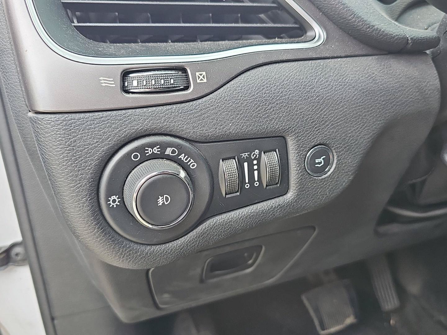 Used 2019 Jeep Cherokee Latitude Plus w/ Comfort/Convenience Group AWD/4WD image 23
