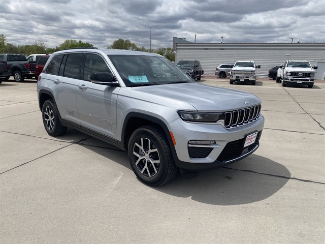 Used 2024 Jeep Grand Cherokee Limited AWD/4WD image 3