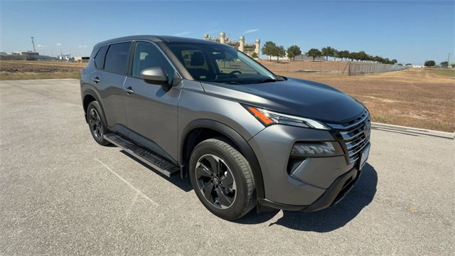 Used 2024 Nissan Rogue SV image 2