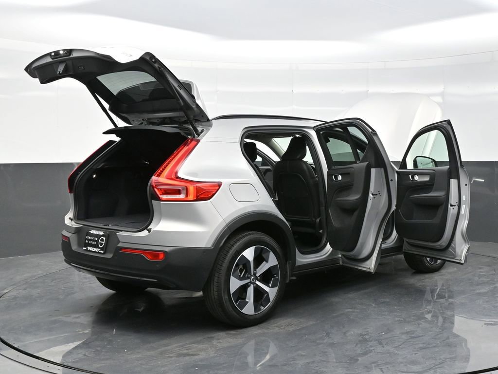 Used 2024 Volvo XC40 B5 Plus image 30