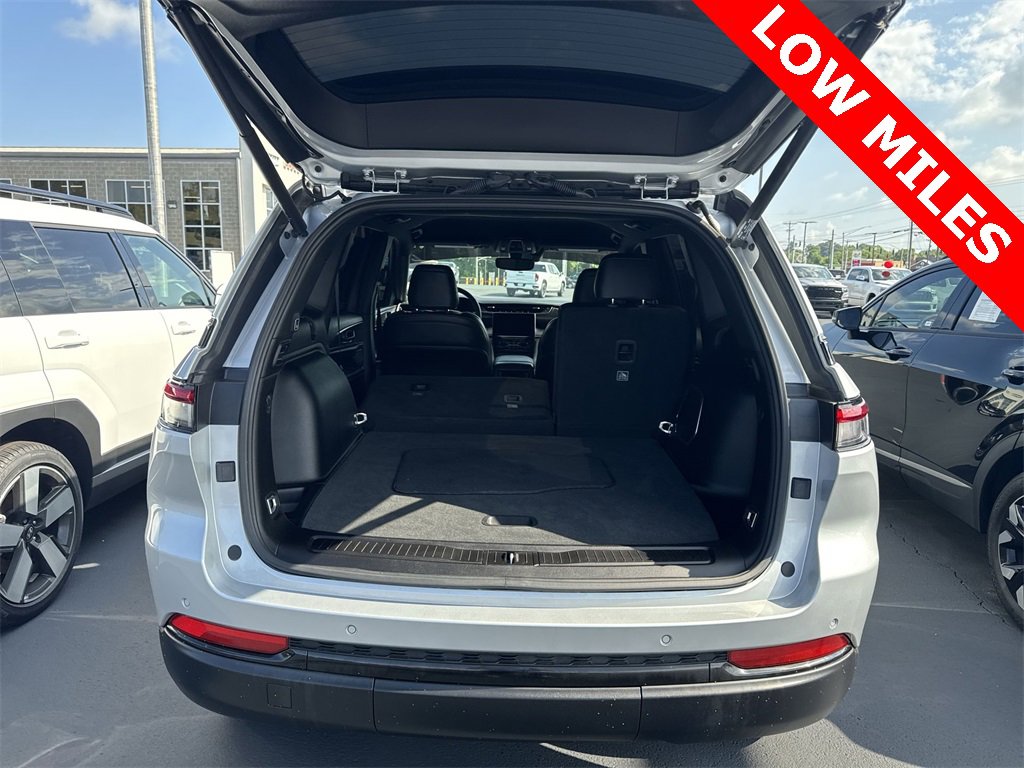 Used 2024 Jeep Grand Cherokee Limited w/ Black Appearance Package image 29