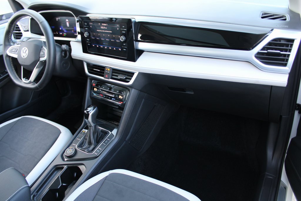 Certified 2025 Volkswagen Taos SE image 27