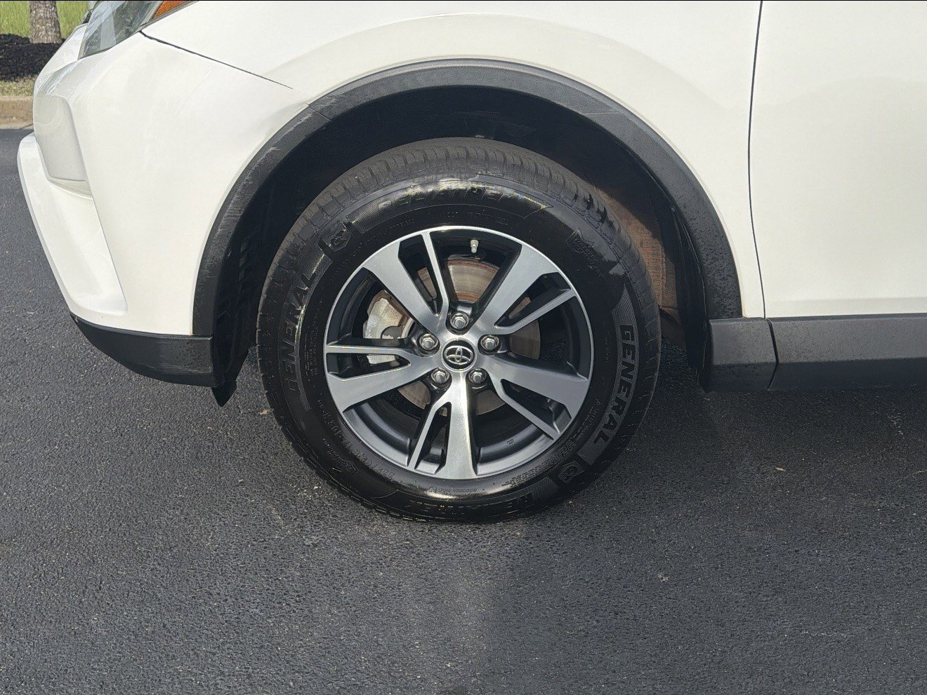 Used 2018 Toyota RAV4 XLE image 32