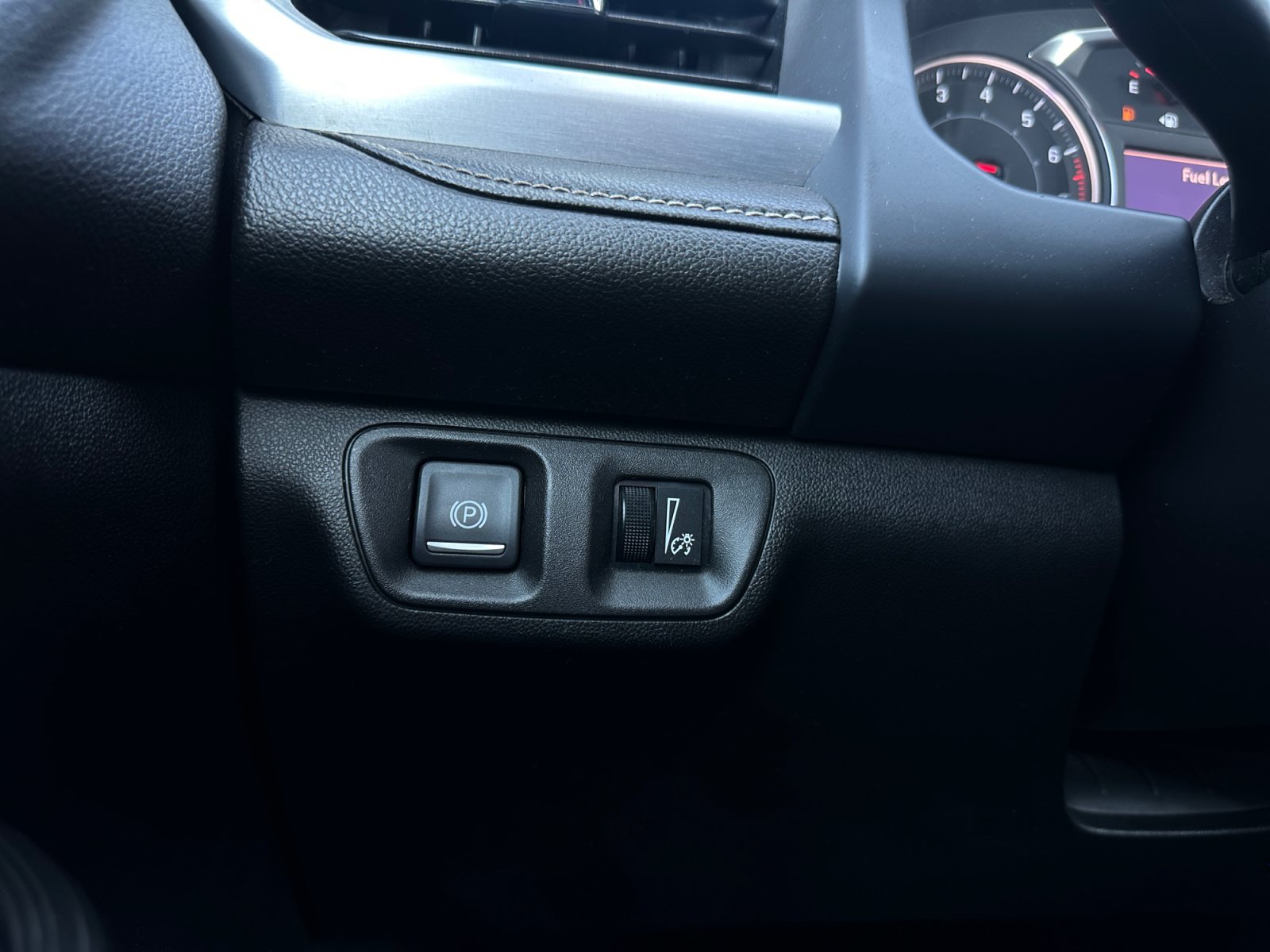 Used 2023 GMC Acadia SLT FWD image 25