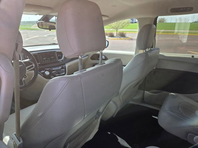 Used 2018 Chrysler Pacifica Touring-L FWD image 46