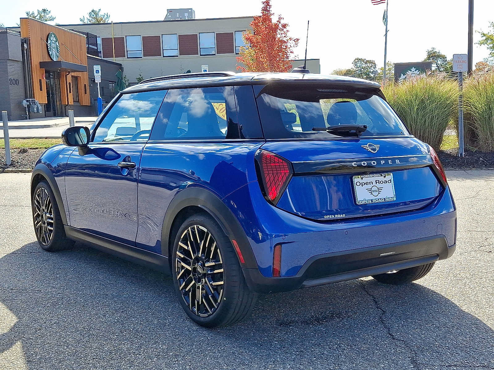 Used 2025 MINI Cooper 2-Door Hardtop FWD image 4