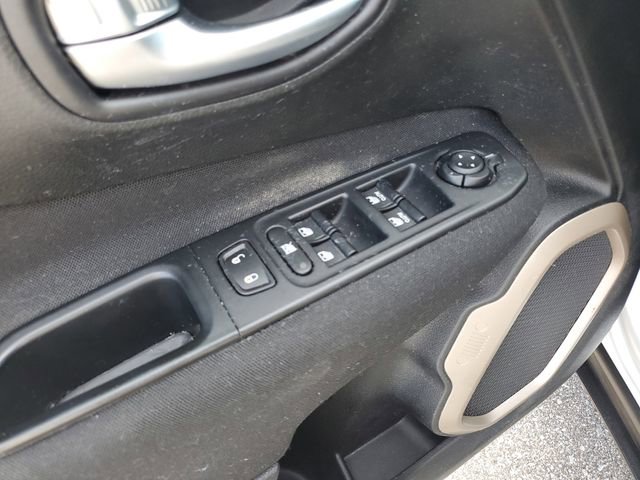 Used 2015 Jeep Renegade Latitude AWD/4WD image 21