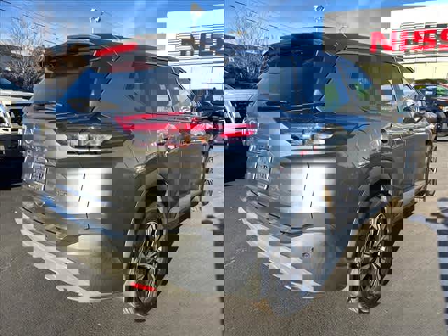 Used 2022 Nissan Rogue SV image 3