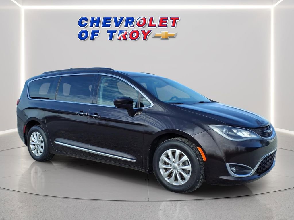 Used 2017 Chrysler Pacifica Touring-L image 1