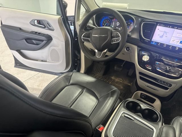 Used 2023 Chrysler Pacifica Touring-L FWD image 23