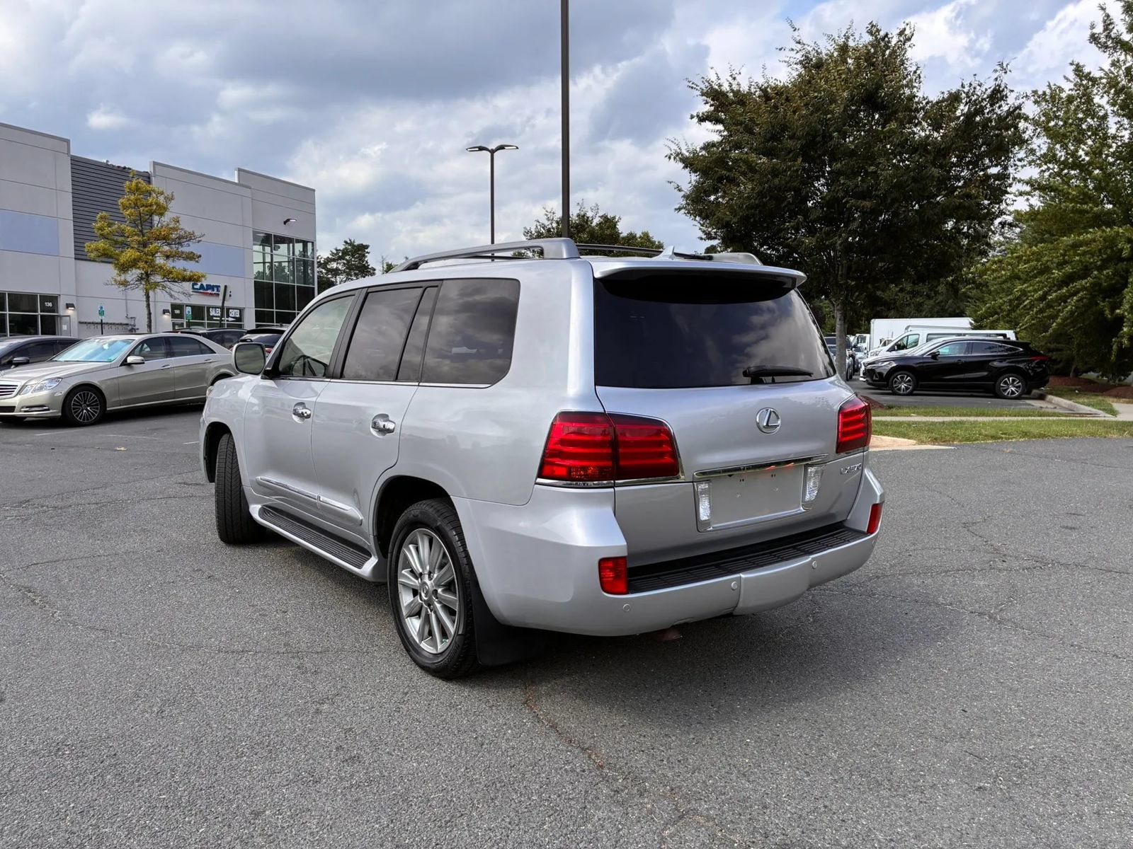 Used 2011 Lexus LX 570 4WD w/ Luxury Pkg image 6