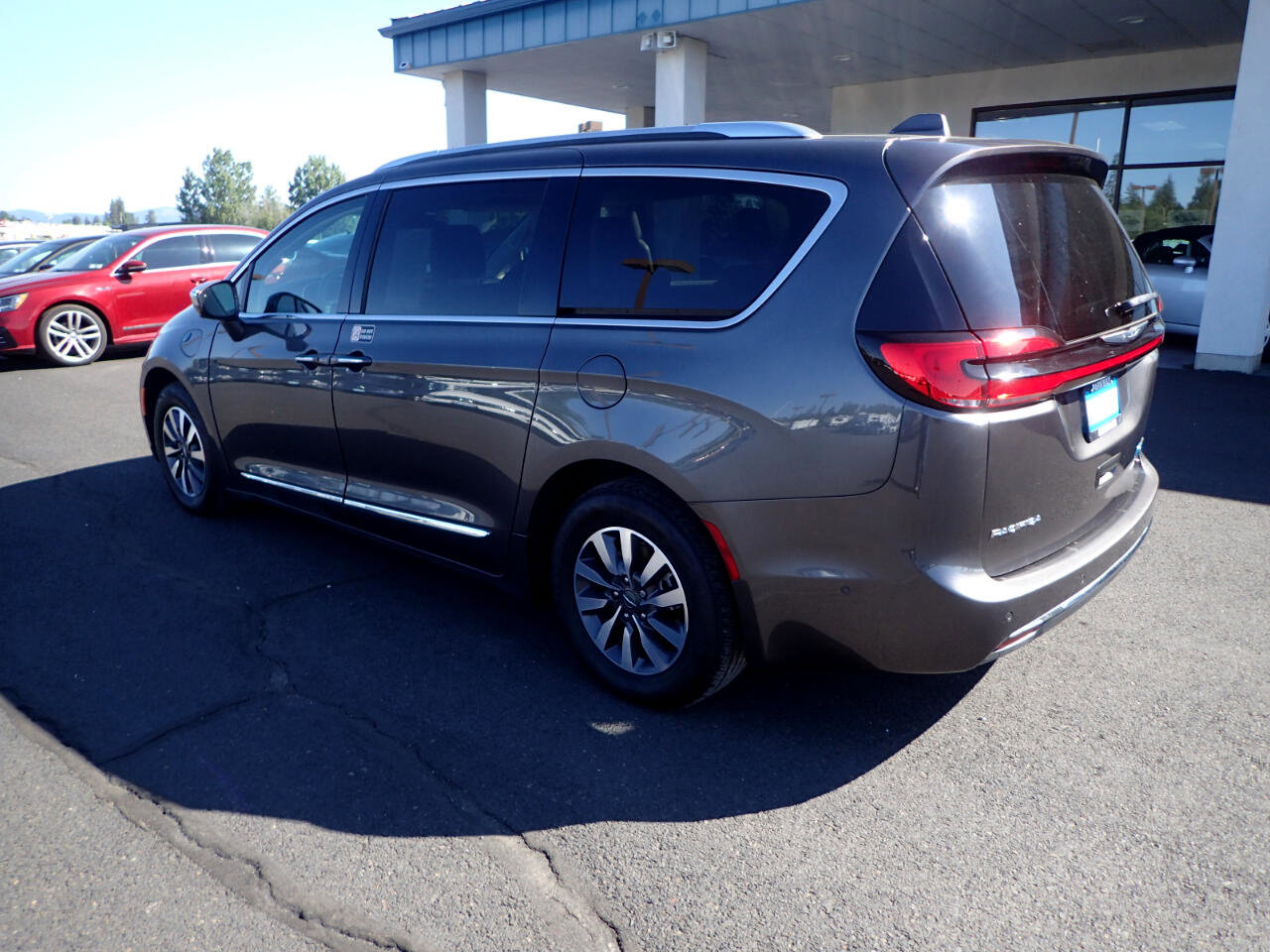 Used 2021 Chrysler Pacifica Limited w/ Premium & Safety Sphere Group image 3