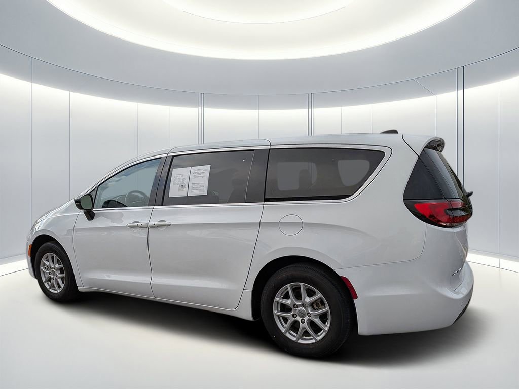 Used 2024 Chrysler Pacifica Touring-L image 5