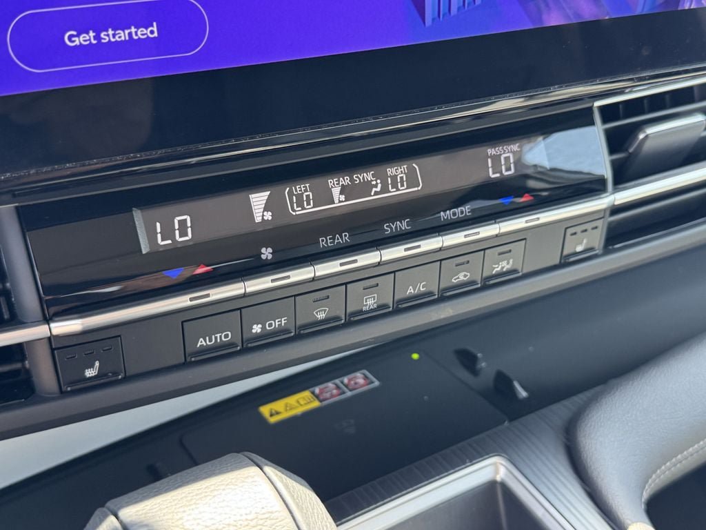 Used 2025 Toyota Sienna XLE FWD image 17
