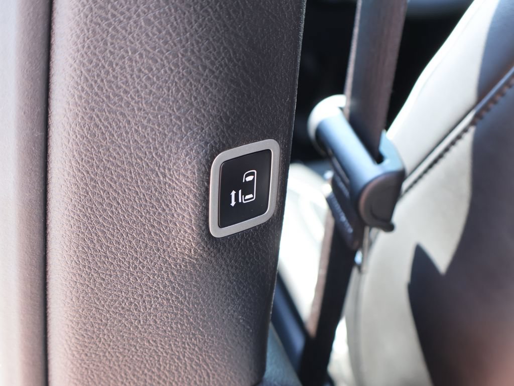 Used 2025 Chrysler Pacifica Limited FWD image 17