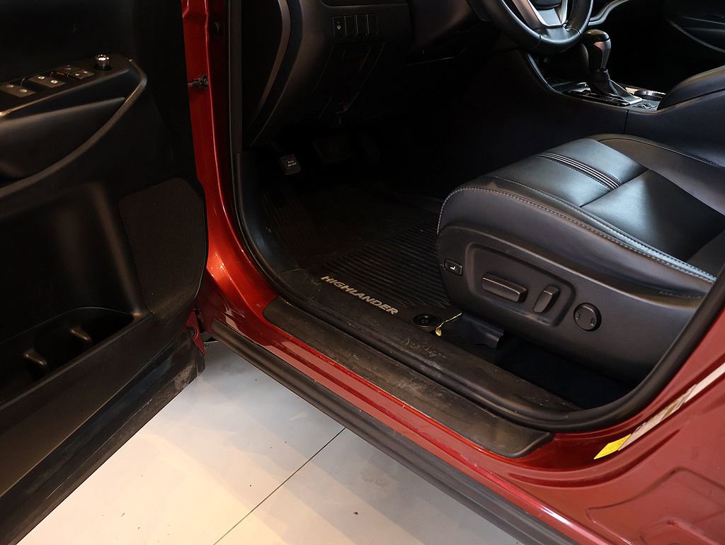 Used 2018 Toyota Highlander SE w/ Protection Package #3 AWD/4WD image 49