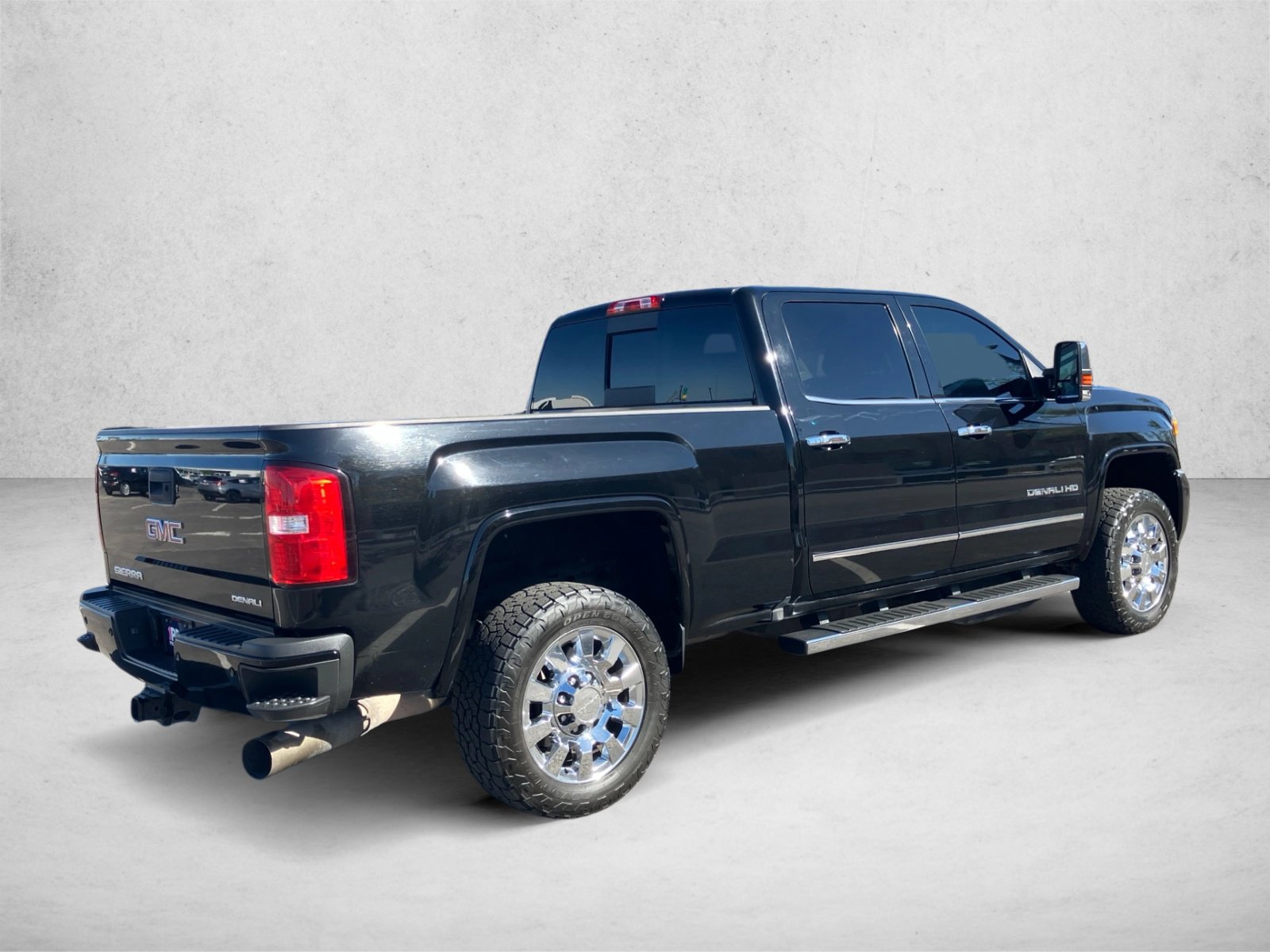 Used 2018 GMC Sierra 2500 Denali w/ Duramax Plus Package AWD/4WD image 5