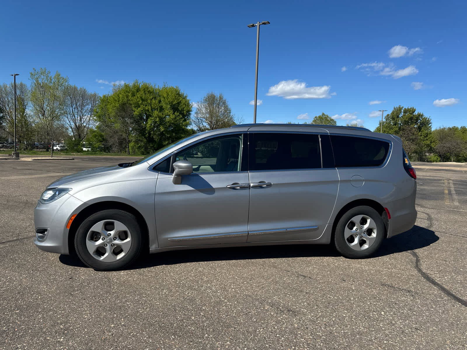 Used 2017 Chrysler Pacifica Touring-L Plus FWD video 2