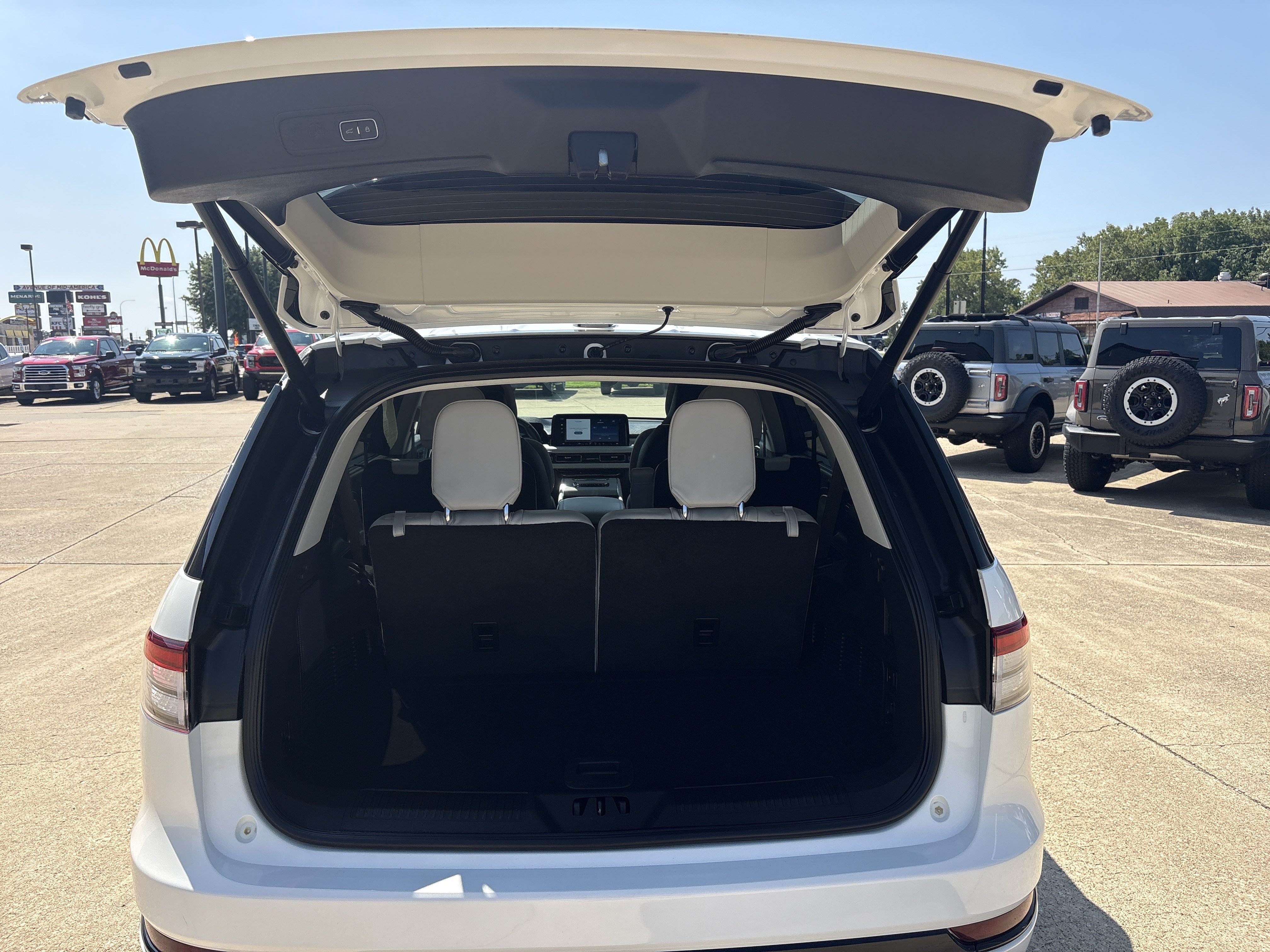 Used 2025 Lincoln Aviator Reserve w/ Equipment Group 201A AWD/4WD image 9