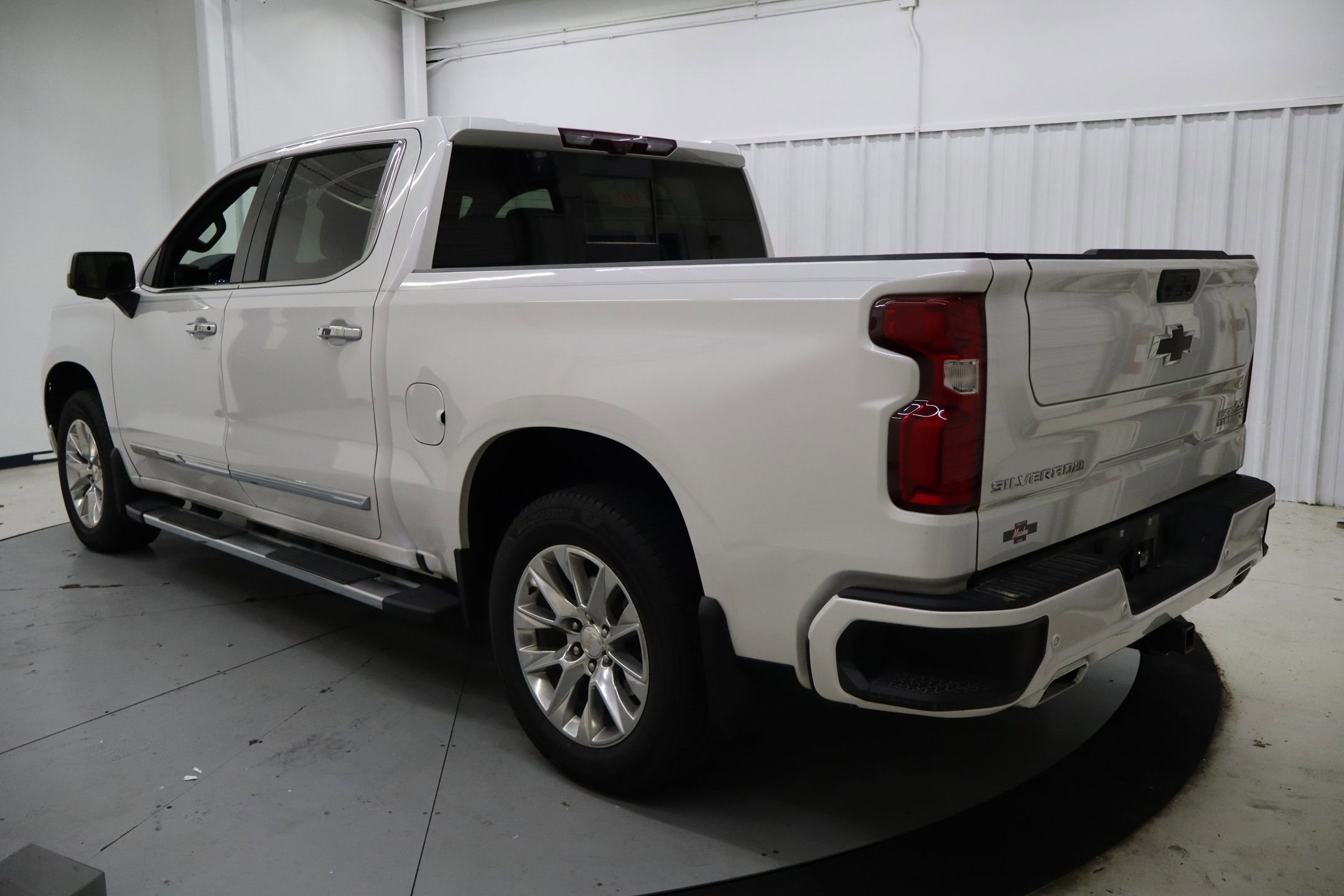 Used 2022 Chevrolet Silverado 1500 High Country w/ Technology Package image 6